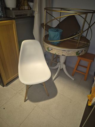 Mesa y cuatro sillas 