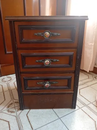 Mobili ad arco con due tavoli e letto matrimoniale