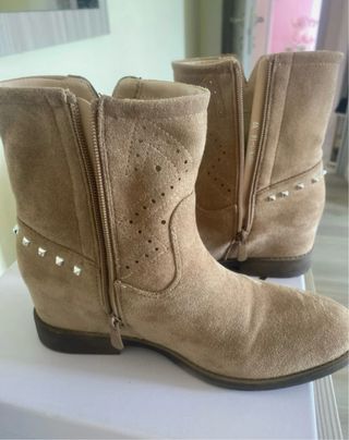 Stivaletti donna beige con borchie
