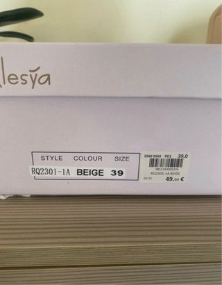 Stivaletti donna beige con borchie