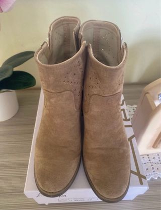 Stivaletti donna beige con borchie