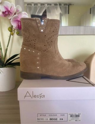 Stivaletti donna beige con borchie