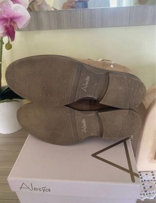 Stivaletti donna beige con borchie