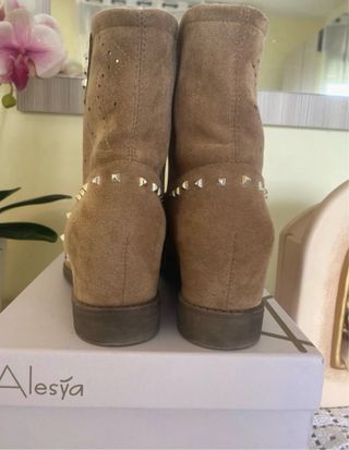 Stivaletti donna beige con borchie