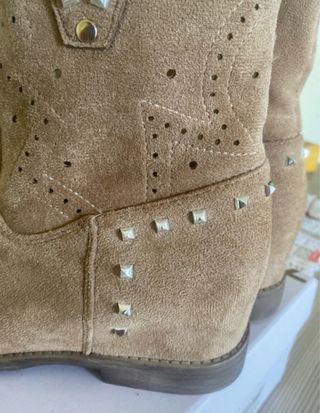 Stivaletti donna beige con borchie