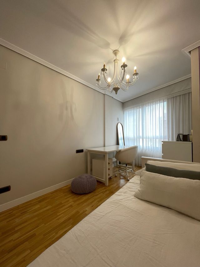 Habitación juvenil blanca