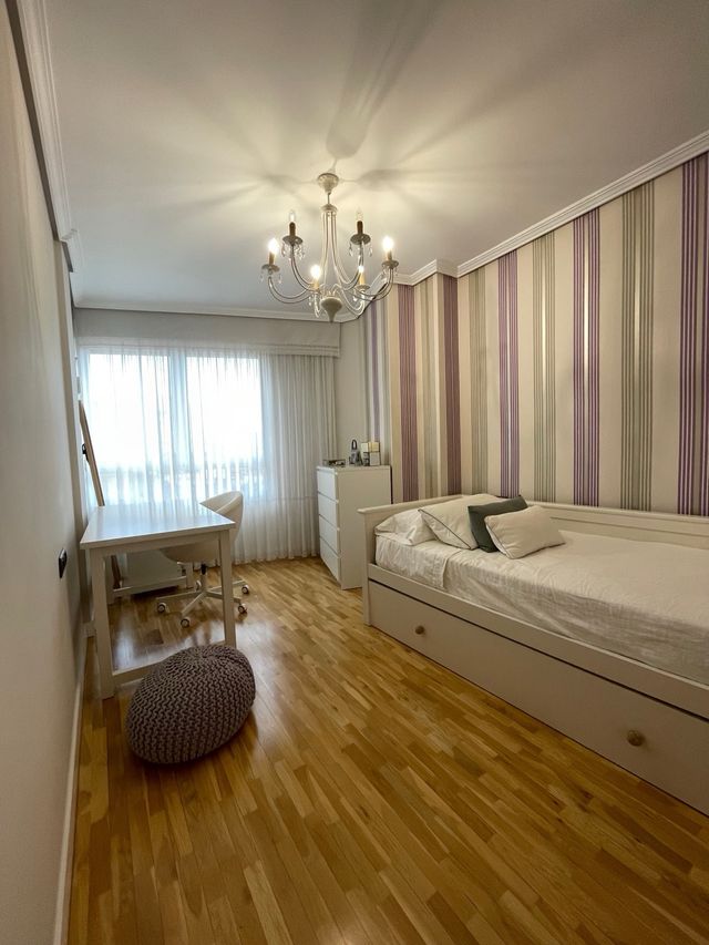 Habitación juvenil blanca