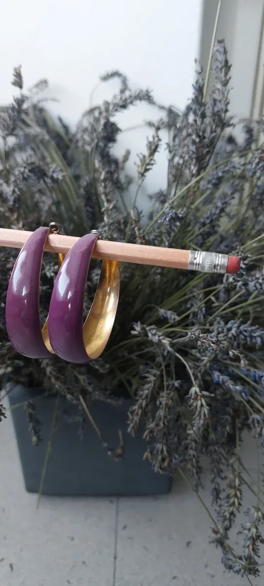 Pendientes de aro morados y dorados