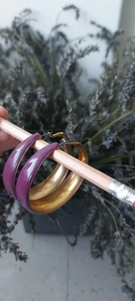 Pendientes de aro morados y dorados