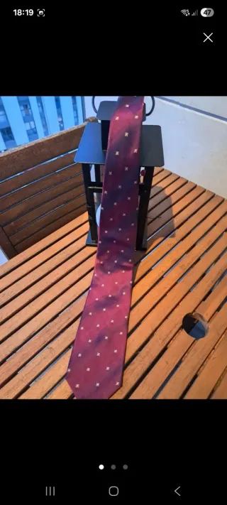 Corbata burdeos con cuadros dorados