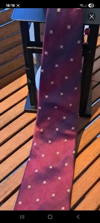 Corbata burdeos con cuadros dorados
