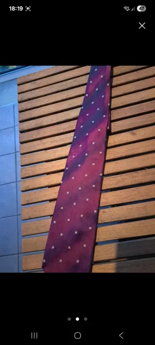 Corbata burdeos con cuadros dorados