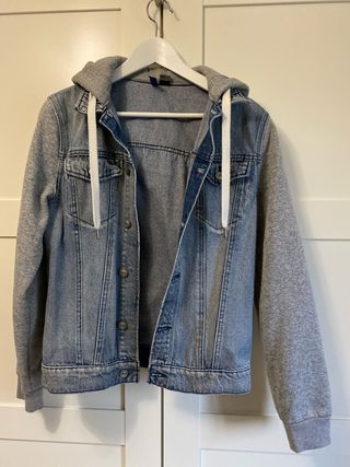 Chaqueta tejana con capucha gris