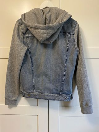 Chaqueta tejana con capucha gris