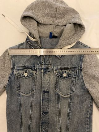 Chaqueta tejana con capucha gris