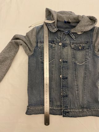 Chaqueta tejana con capucha gris