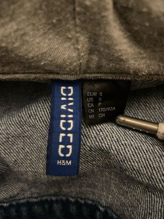 Chaqueta tejana con capucha gris