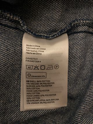 Chaqueta tejana con capucha gris