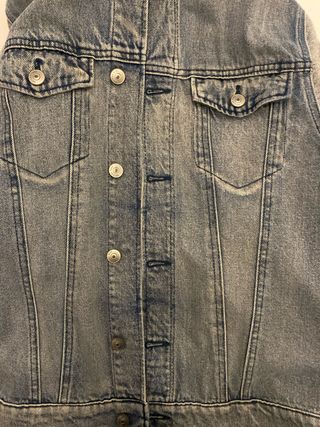 Chaqueta tejana con capucha gris