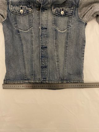 Chaqueta tejana con capucha gris
