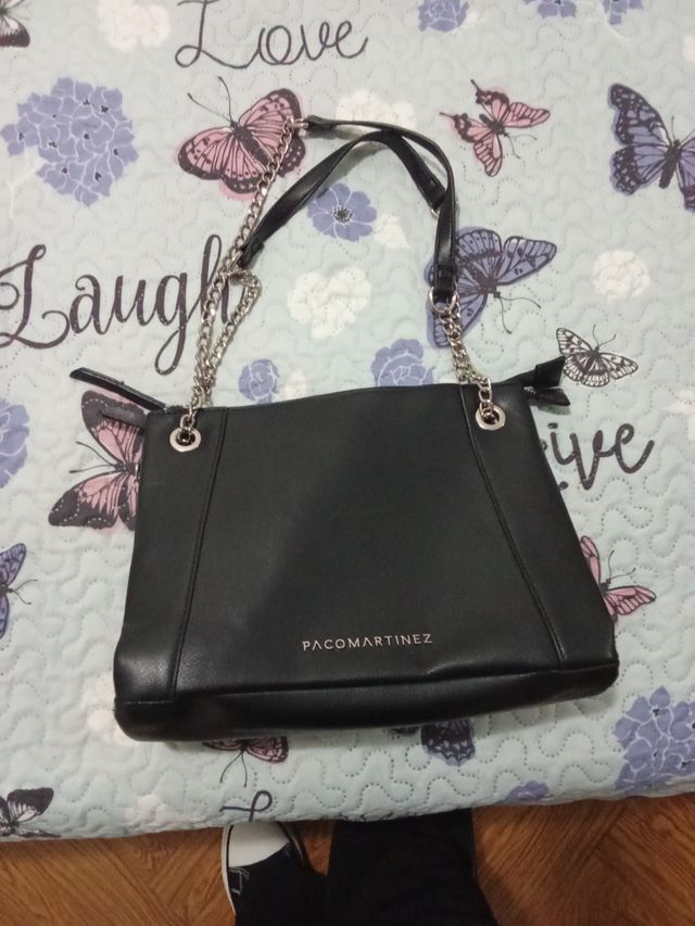 Bolso negro con cadena