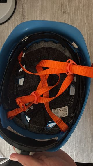 Casco de escalada azul