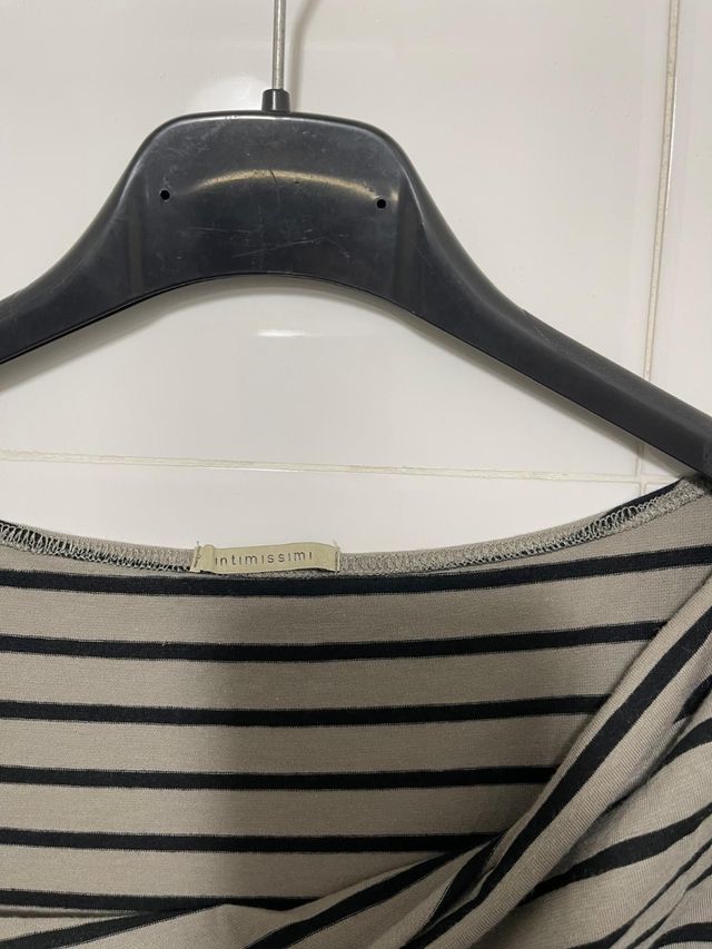 Vestito a righe grigio e nero