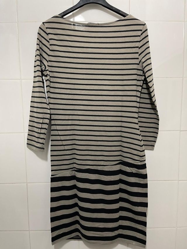 Vestito a righe grigio e nero