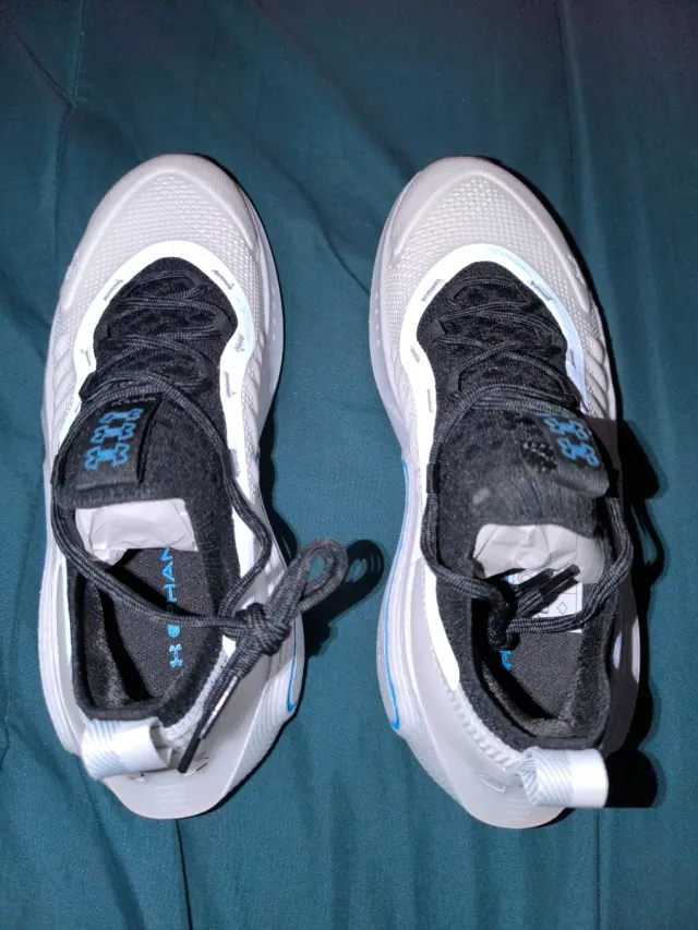 Zapatillas Under Armour Negras y Blancas y Azul