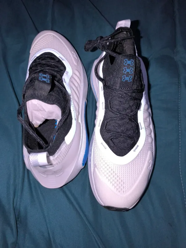 Zapatillas Under Armour Negras y Blancas y Azul