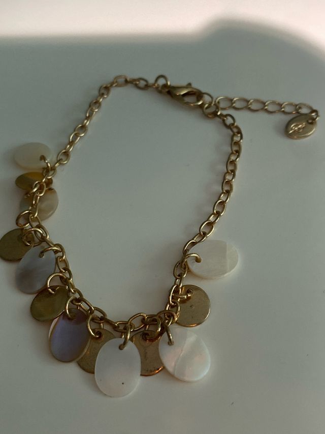 Pulsera dorada con decoración.