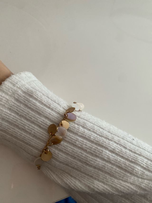 Pulsera dorada con decoración.