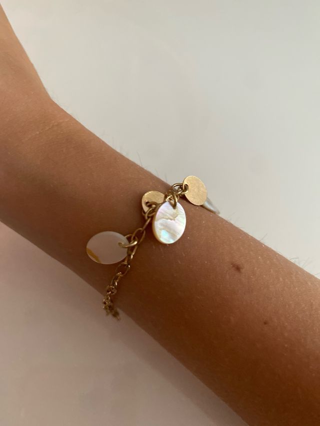 Pulsera dorada con decoración.