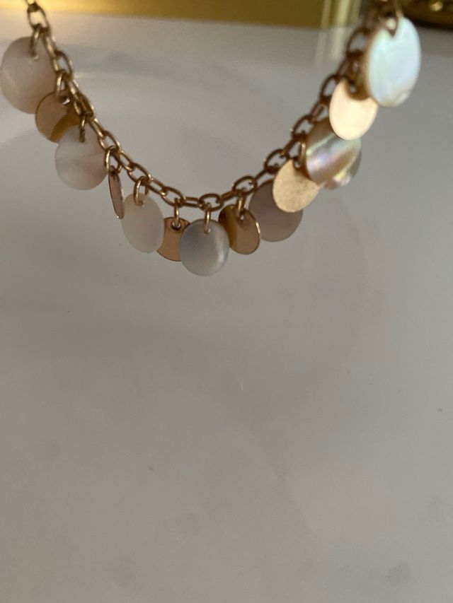 Pulsera dorada con decoración.