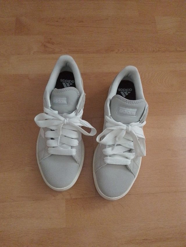 Zapatillas Adidas Grises y Blancas