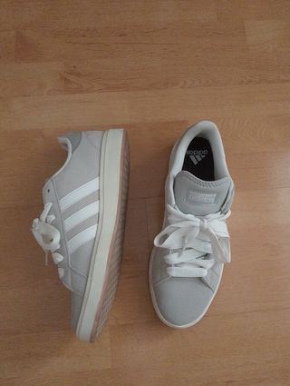 Zapatillas Adidas Grises y Blancas