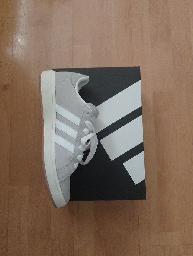 Zapatillas Adidas Grises y Blancas