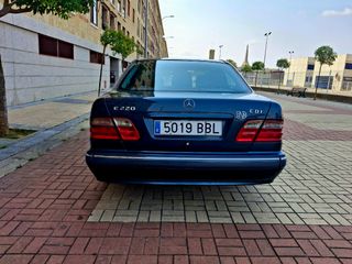 Mercedes-Benz E 220 CDI 143 CV