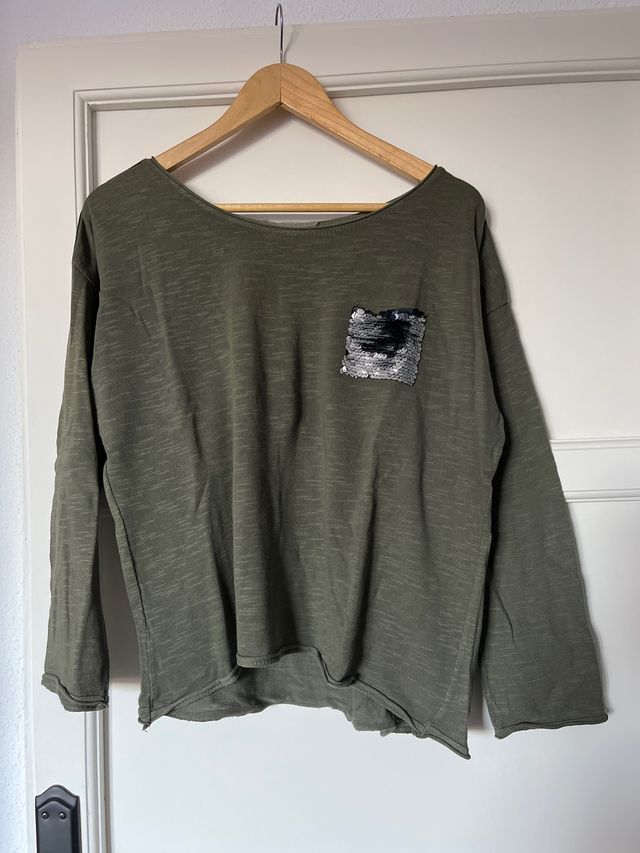 Camiseta verde con bolsillo lentejuelas