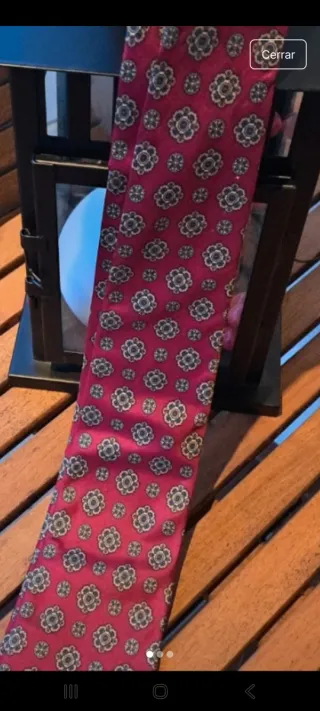 Corbata granate con dibujos dorados