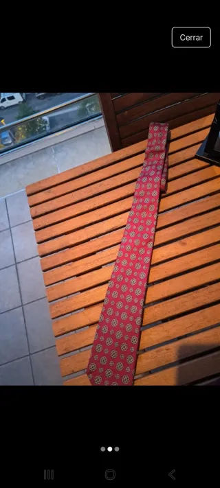 Corbata granate con dibujos dorados