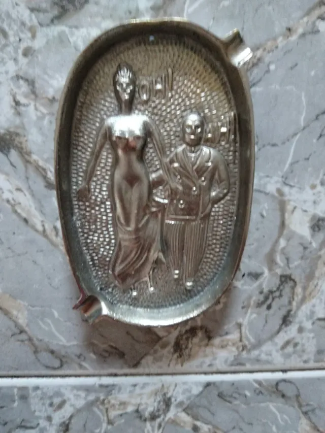 Curioso posacenere con figure in rilievo