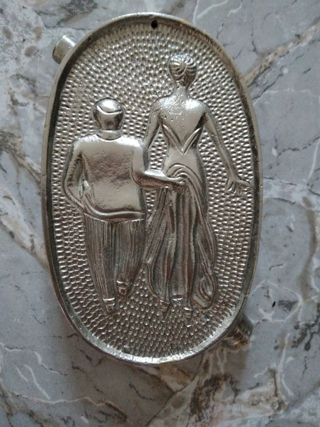 Curioso posacenere con figure in rilievo