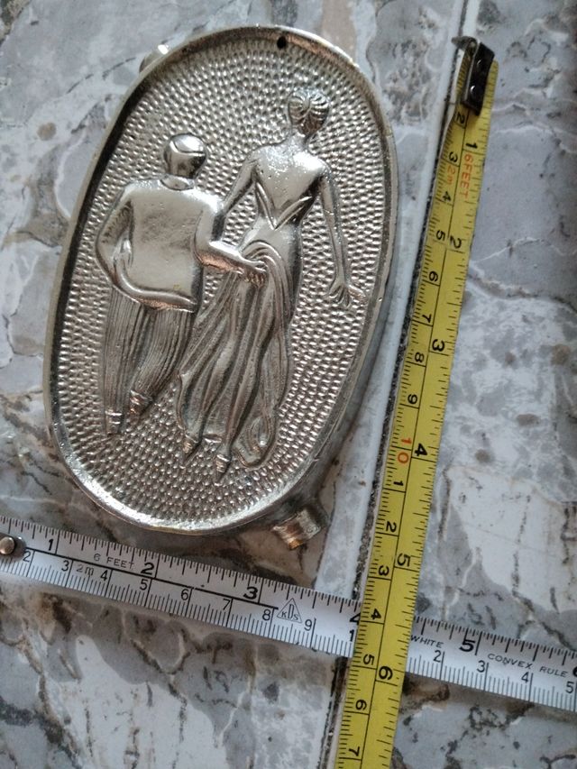 Curioso posacenere con figure in rilievo