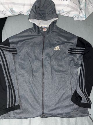 Chaqueta Adidas Gris y Negra con Capucha