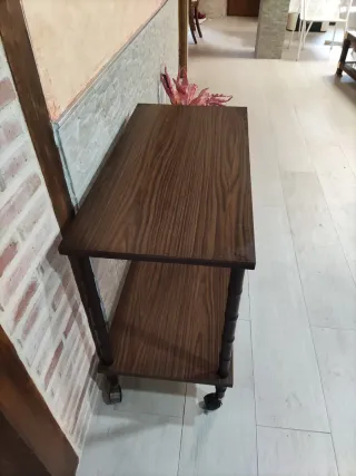 Mesa auxiliar de madera para TV