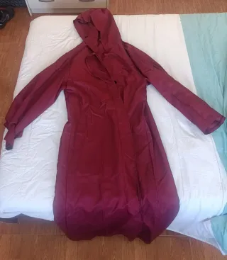 Túnica con capucha roja