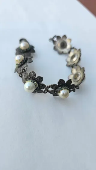 Pulsera color plata con perlas