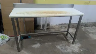 Depósito, mostradores y mesa de corte pescadería