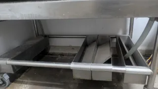 Depósito, mostradores y mesa de corte pescadería